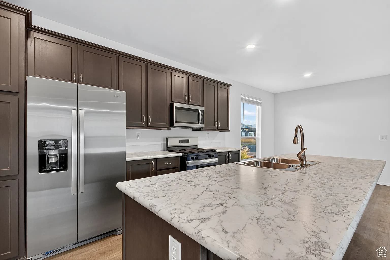 #112 kitchen home features