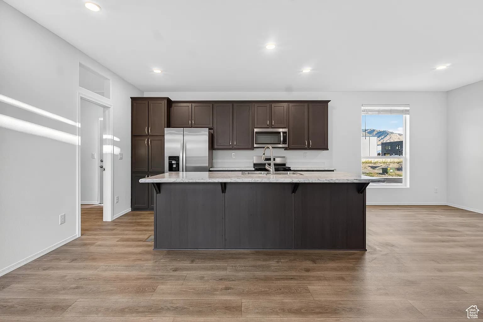 #112 kitchen home features