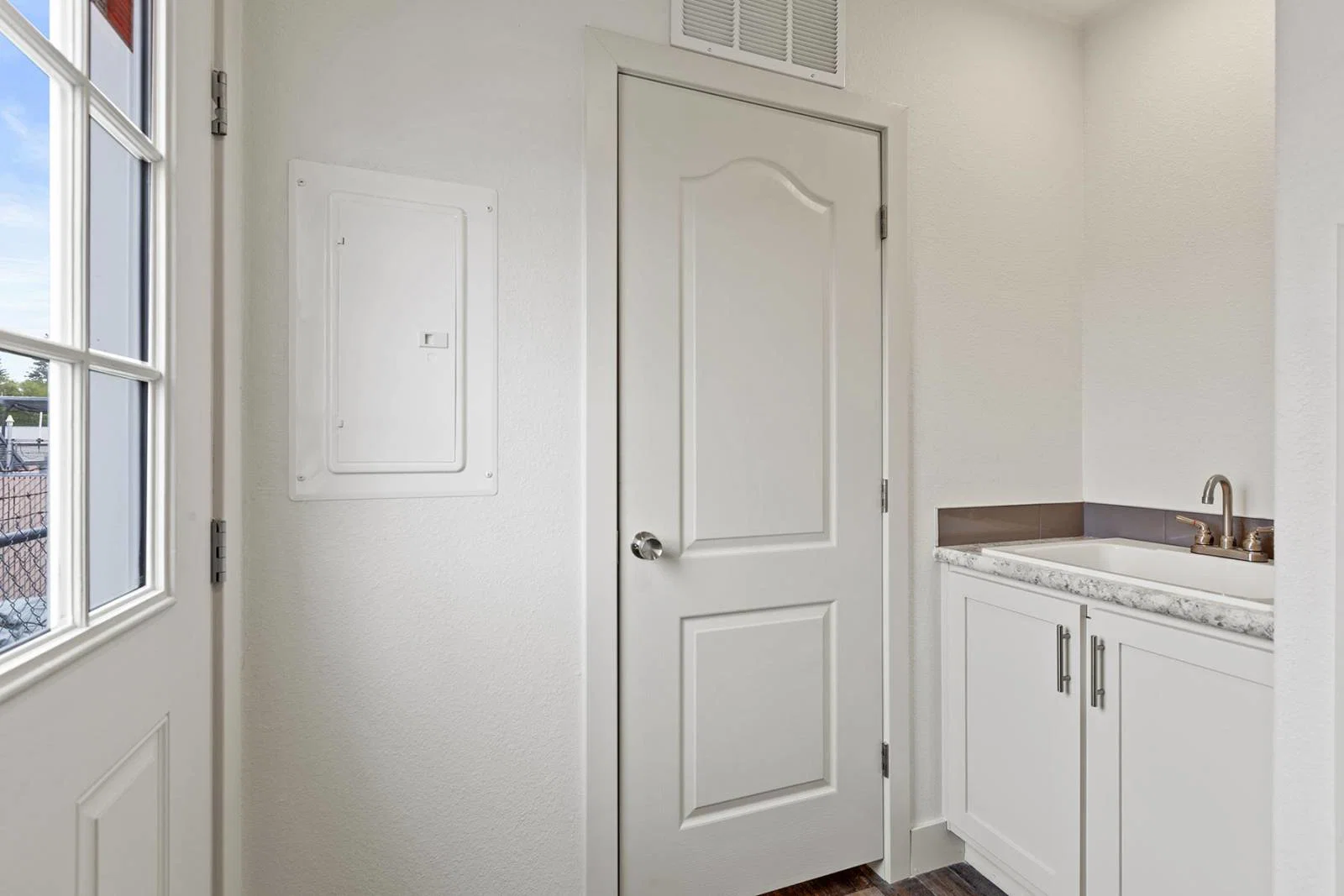 Dreamworks dw4724b interior home features