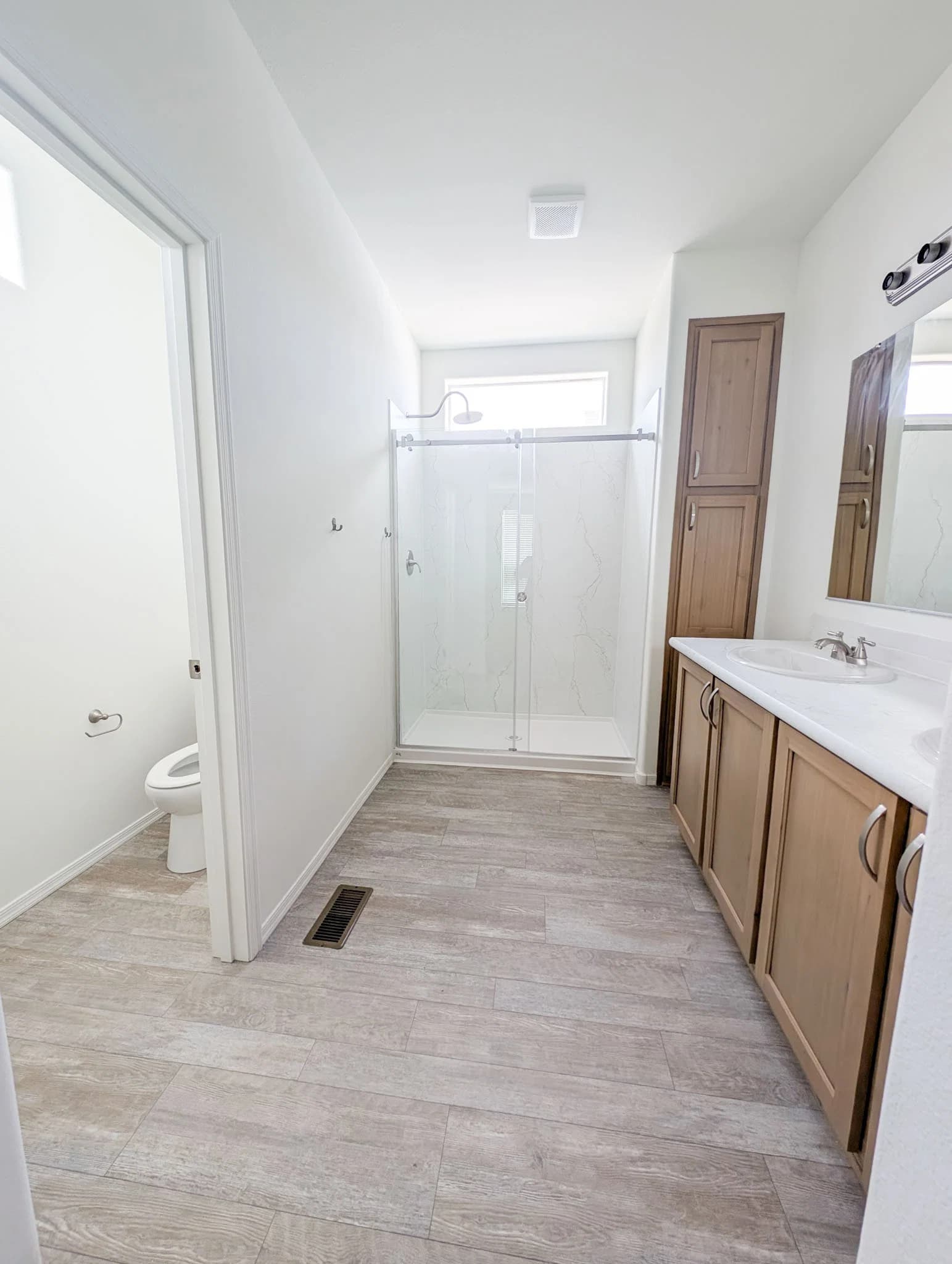 #43 bathroom home features